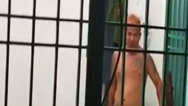 Thanh niên này cởi hết quần áo phá hỏng nhiều đồ đạc trong trụ sở công an xã