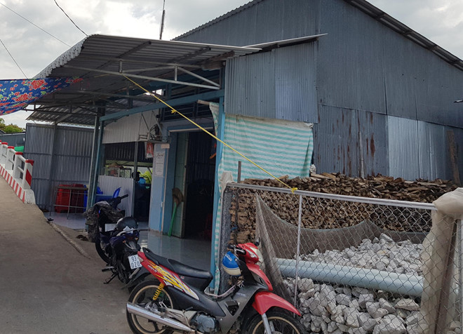 Thi thể ông Bặn được gia đình đưa về nhà để an táng