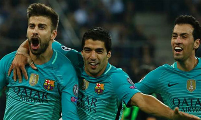 Pique "giải cứu" hàng công Barca. Ảnh: Reuters.