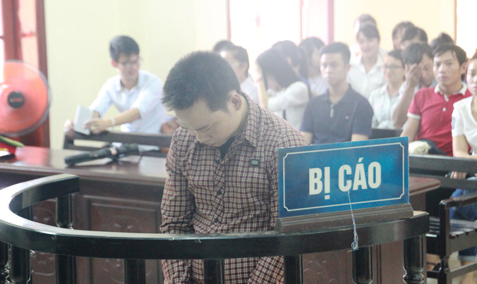 Bị cáo Trương Văn Quang trước vành móng ngựa.