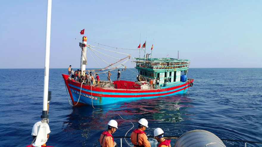 Tàu cá NA 90000 TS bị nạn trên biển.