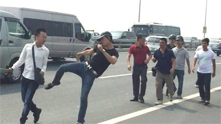 Phóng viên Quang Thế bị hành hung. Ảnh: MC.