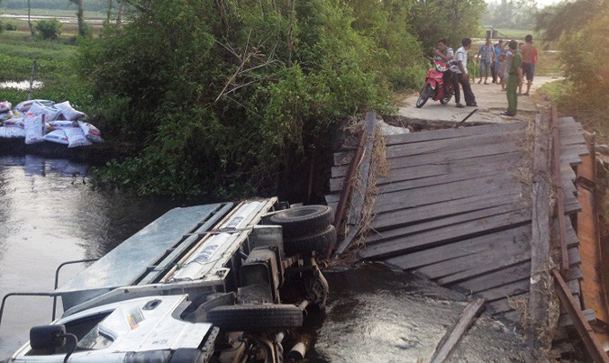 Bất chấp cảnh báo cầu yếu, xe tải rớt xuống sông khi đang lưu thông.