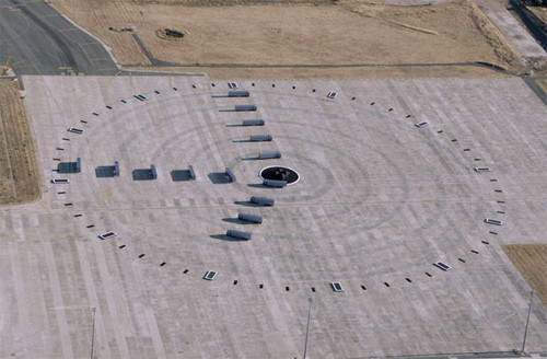 Những cỗ xe tải hạng nặng tạo thành những cây kim khổng lồ.