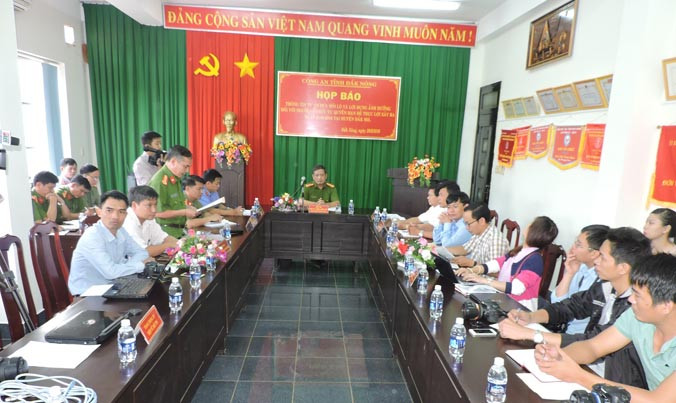 Toàn cảnh buổi họp báo.