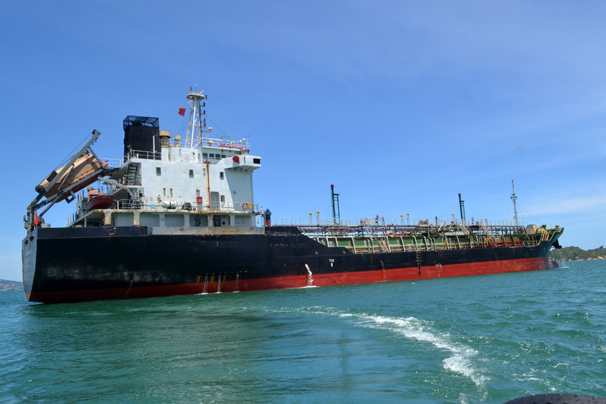 Tàu Sunrise 689 tại vịnh Cam Ranh.