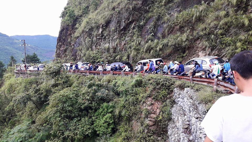 Tắc đường ở Mẫu Sơn. Ảnh: Nông Cao