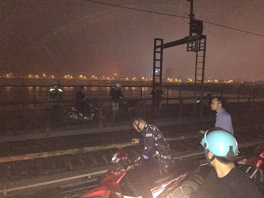 Nhiều người dân đứng theo dõi vụ việc. Ảnh: FB