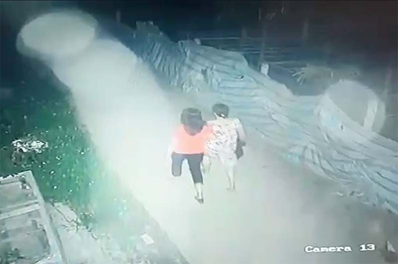 Hình ảnh được cho là của hai người phụ nữ đi tập thể dục do camera ghi lại.