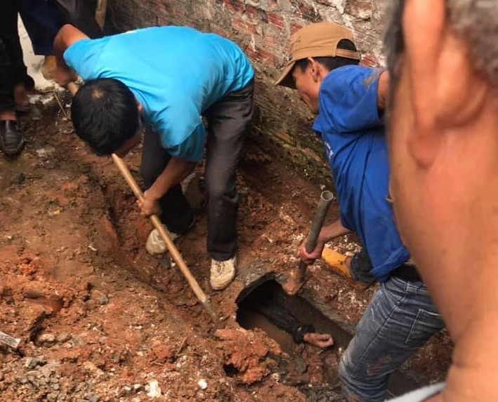 Hình ảnh giải cứu nam thanh niên được chia sẻ trên mạng.