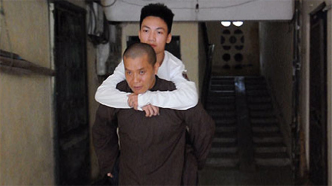 Nhà sư cõng trò đi thi đại học