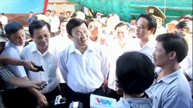 Chủ tịch nước thăm ngư dân, tận thấy tàu cá bị đâm chìm
