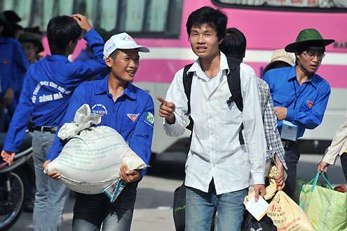 Sinh viên tình nguyện vận chuyển đồ giúp sĩ tử mùa thi. Ảnh minh họa