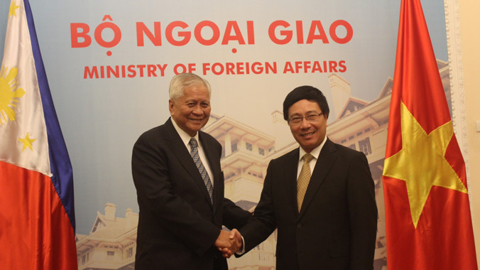 Phó Thủ tướng, Bộ trưởng Ngoại giao Phạm Bình Minh tiếp và hội đàm với Ngoại trưởng Philippines Albert del Rosario ngày 2/7 tại Hà Nội. Ảnh: Trúc Quỳnh 