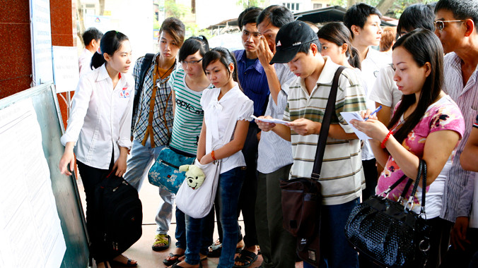 Thí sinh dự thi đại học xem danh sách phòng thi. ảnh: Hồng Vĩnh 