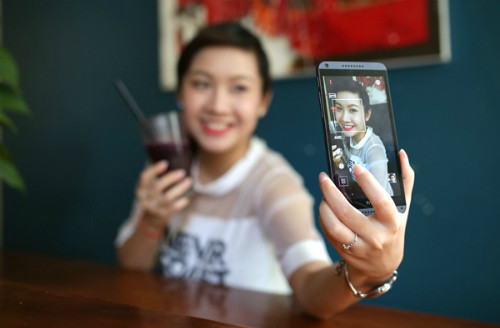 HTC Desire 816 là chiếc phablet màn hình lớn nhưng có trang bị camera tốt, nhiều tính năng.