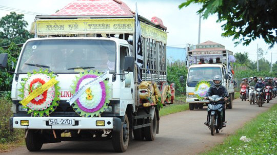 Đoàn người tiễn đưa các cháu về nơi an nghỉ cuối cùng