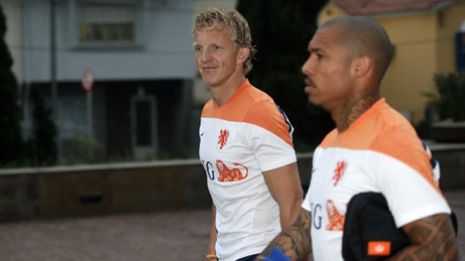 CĐV M.U không muốn thấy Kuyt và De Jong ở Old Trafford