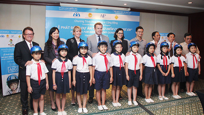 Tặng hơn 1.900 mũ bảo hiểm cho một trường tiểu học