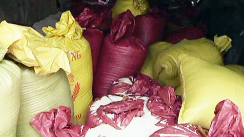 Số gạo được phát hiện trên chiếc ghe bầu. Ảnh: An Nhơn.