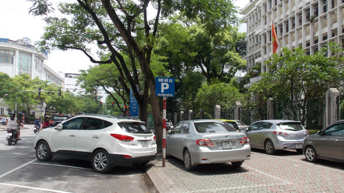 Dưới đường Lý Thường Kiệt, thí điểm cho ô tô của dân đỗ theo hàng lối. ảnh: T.Đảng