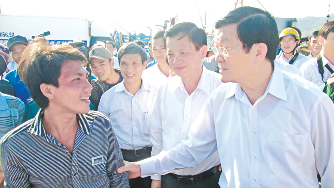  Chủ tịch nước Trương Tấn Sang trò chuyện với ngư dân ngay tại âu thuyền Thọ Quang (Đà Nẵng). ảnh: Nam Cường