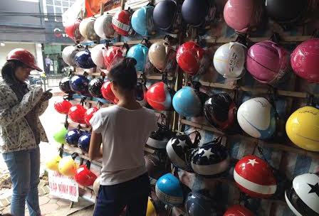 Loại mũ bảo hiểm thời trang, mũ lưỡi trai hầu như đã biết mất khi quy định xử phạt người đội mũ không đủ ba lớp có hiệu lực. Thay vào đó, mũ bảo hiểm đủ ba lớp giá 50.000 đồng/chiếc được bày bán tràn lan trên vỉa hè Hà Nội