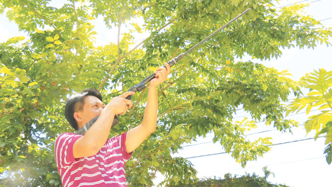 PV Tiền Phong thử sức công phá của loại súng cồn tự chế