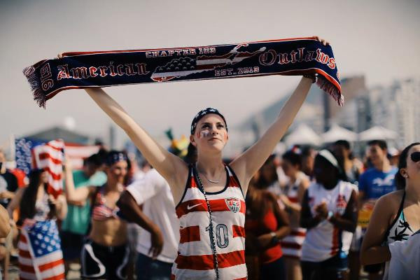 CĐV Mỹ cổ vũ cho trận đấu.