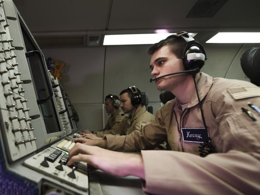 Các sĩ quan không quân theo dõi các cuộc không kích tại Syria. Ảnh: USA Today.