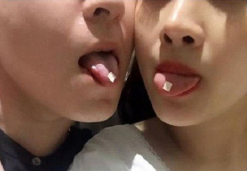 Giới trẻ sử dụng ma túy tem giấy để có ảo giác. Ảnh: TH.