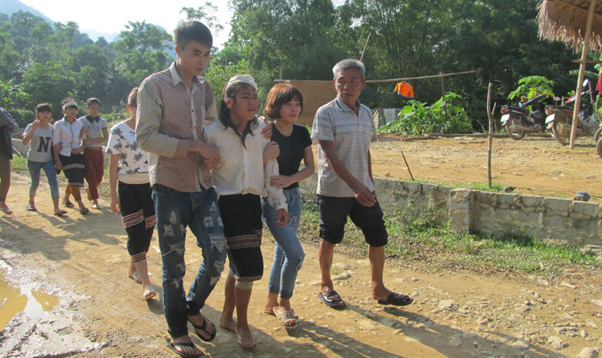 Con gái của anh Vi Đình Khoa đau đớn trước sự ra đi của người bố. Ảnh: Phạm Nhài.