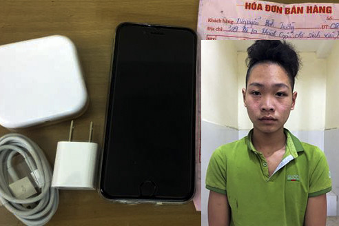 Trường cùng chiếc điện thoại.