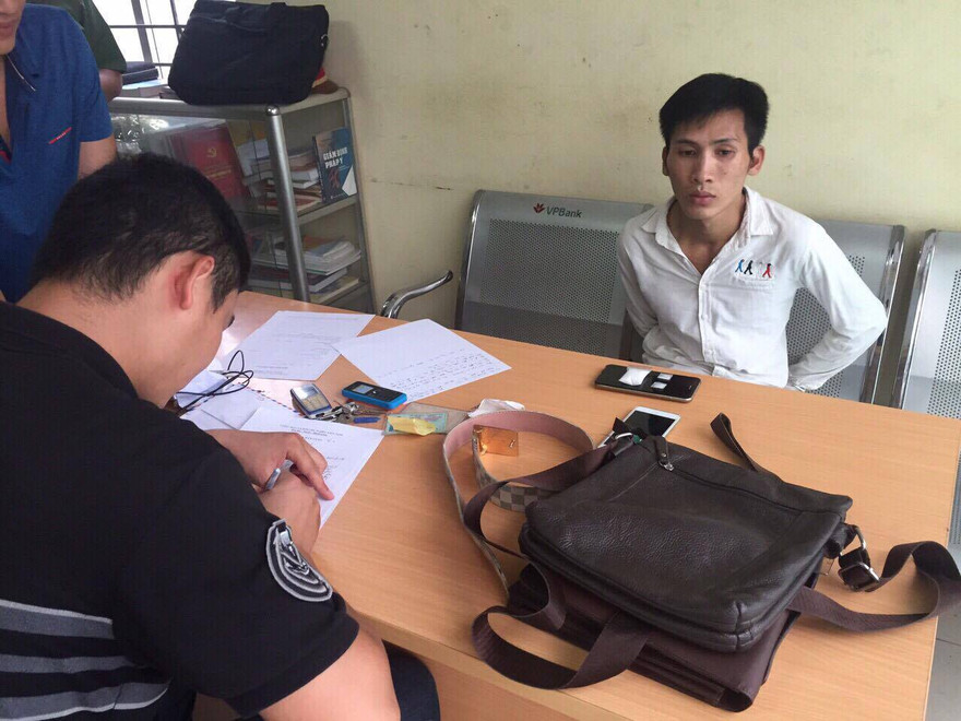 Nam thanh niên cùng số ma túy đá.