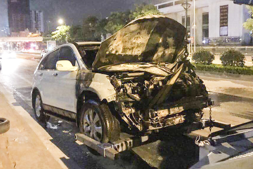 Chiếc ô tô bị cháy phần đầu.