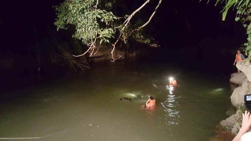 Lực lượng chức năng nỗ lực tìm kiếm nạn nhân mất tích.