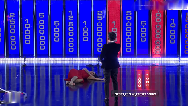 Việc Cát Tường liên tục nằm bò trên sân khấu "Tường lửa" khiến khán giả khó chịu.