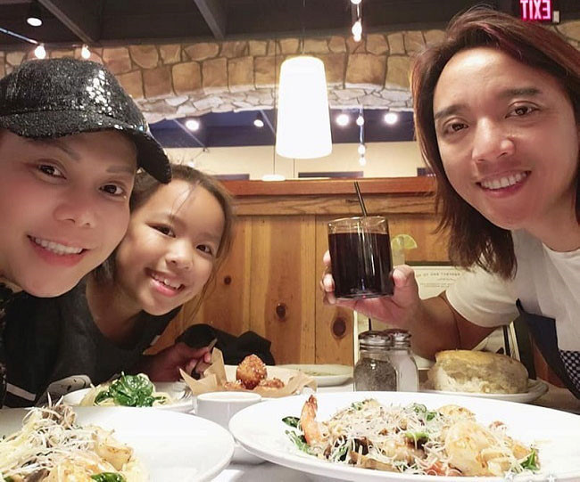 Việt Hương và Hoài Phương kết hôn năm 2007. Cặp đôi sinh con gái đầu lòng năm 2009. 