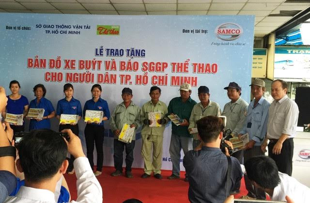 Trao tặng bản đồ xe buýt cho người dân.