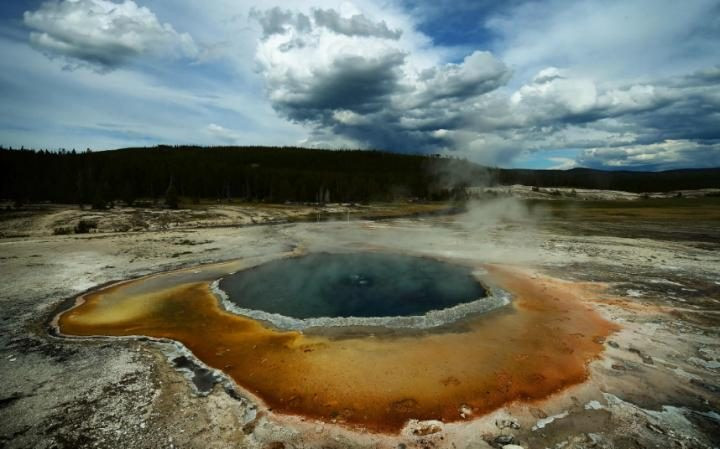 Hồ nước nóng tại Lưu Vực Norris Geyser trong Vườn quốc gia Yellowstone. Ảnh: AFP 