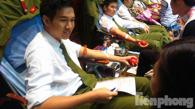 Một trong những người đầu tiên hiến máu - Lê Thịnh Vượng, cán bộ công an quận Hoàn Kiếm. Đây là lần đầu tiên anh hiến máu. Ảnh: Minh Hạnh.