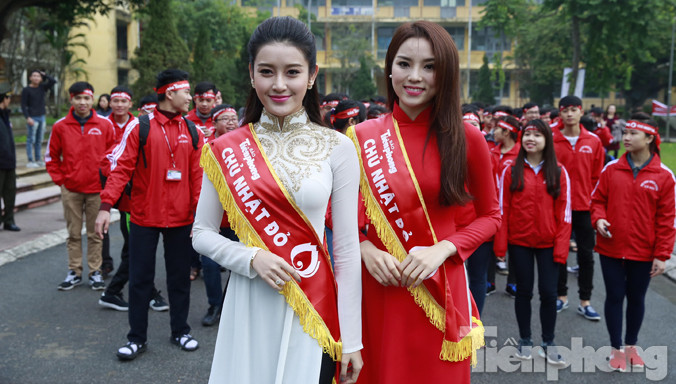 Hai người đẹp có mặt từ sớm để tham gia Chủ nhật Đỏ - Ảnh: Hồng Vĩnh