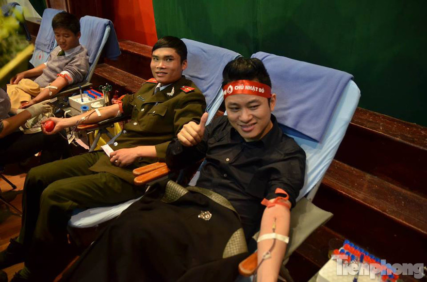 Tùng Dương hồ hởi tham gia hiến máu