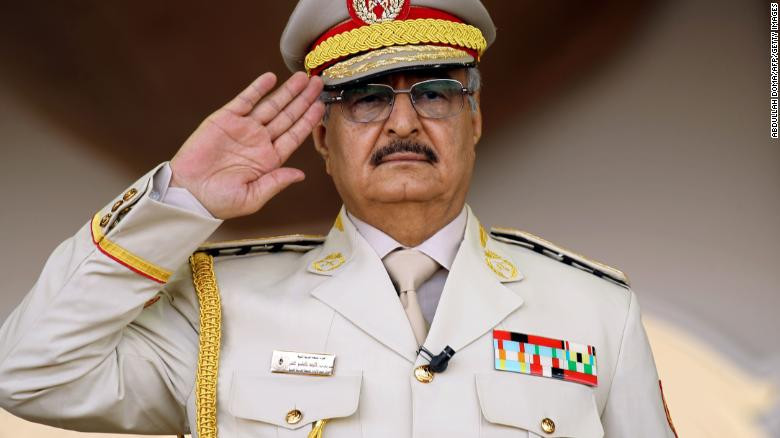 Tướng Khalifa Haftar trong một lễ duyệt binh ở Benghazi vào tháng 5/2018. (Ảnh: CNN)