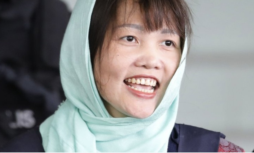 Gương mặt rạng rỡ của Đoàn Thị Hương sau khi rời phòng xử án. (Ảnh: AP0