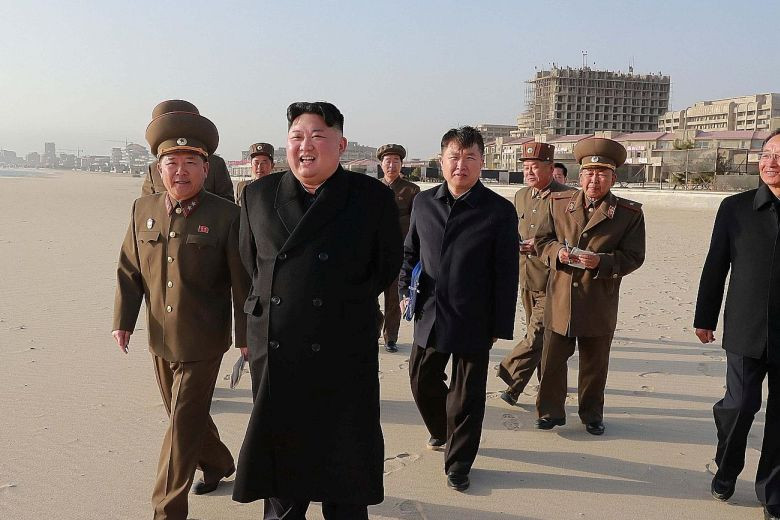Chủ tịch Triều Tiên Kim Jong Un trong một chuyến thị sát khu du lịch bãi biển Wonsan-Kalma. (Ảnh: Reuters)