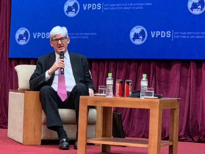 Phó Trợ lý ngoại trưởng Mỹ Walter Douglas tại buổi thuyết trình. (Ảnh: VA)