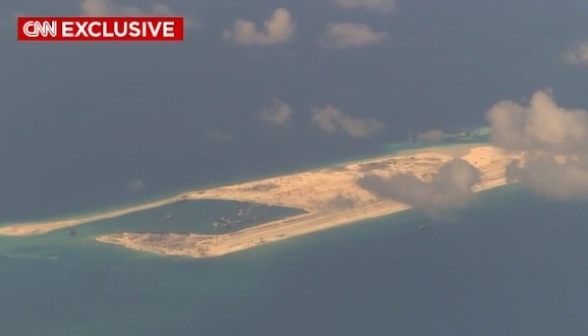 Công trình đảo nhân tạo mà Trung Quốc xây dựng trái phép ở Biển Đông nhìn từ máy bay do thám Mỹ. (Nguồn: CNN)