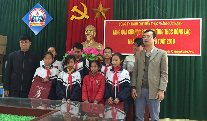 Tặng quà Tết học sinh nghèo Chương Mỹ