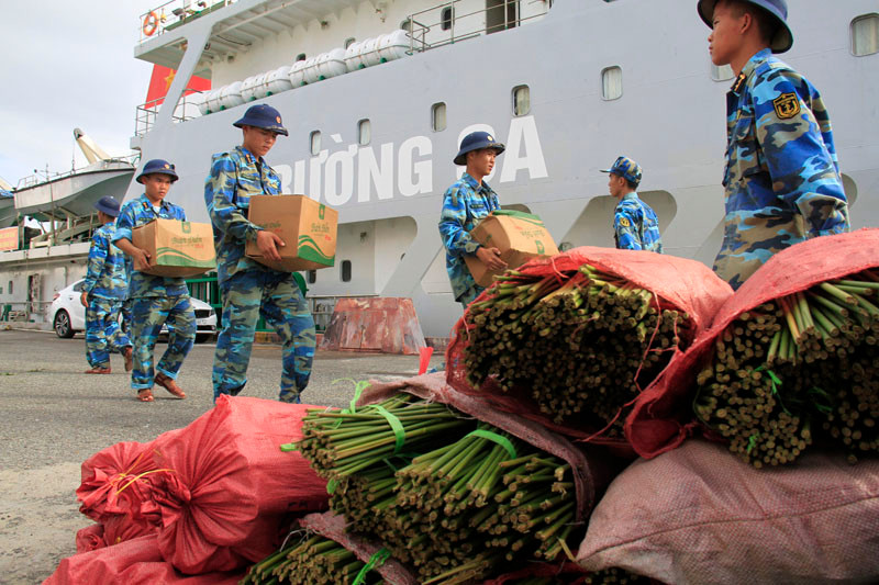 Vận chuyển hàng hóa chuẩn bị cho cán bộ, chiến sĩ và nhân dân Trường Sa đón Tết